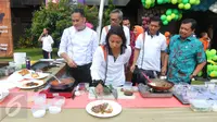 Menteri BUMN Rini Soemarno mencicipi daging kerbau hasil olahan seorang chef pada acara sosialisasi di Kantor Perum Bulog, Jakarta, Jumat (2/9). Sosialisasi ini dibuka dengan kegiatan senam ceria bersama seluruh pegawai Bulog. (Liputan6.com/Angga Yuniar)