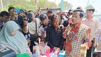 Menko Polhukam Mahfud Md bertemu dengan para nelayan di Perkampungan Marunda, Kepu, Cilincing, Jakarta Utara, Rabu (20/12/2023). (Merdeka.com/ Alma Fikhasari)