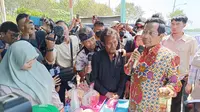 Mahfud Md Bertemu Nelayan Marunda, Cicipi Minuman Sari Mangrove hingga Makan Seafood Bersama
