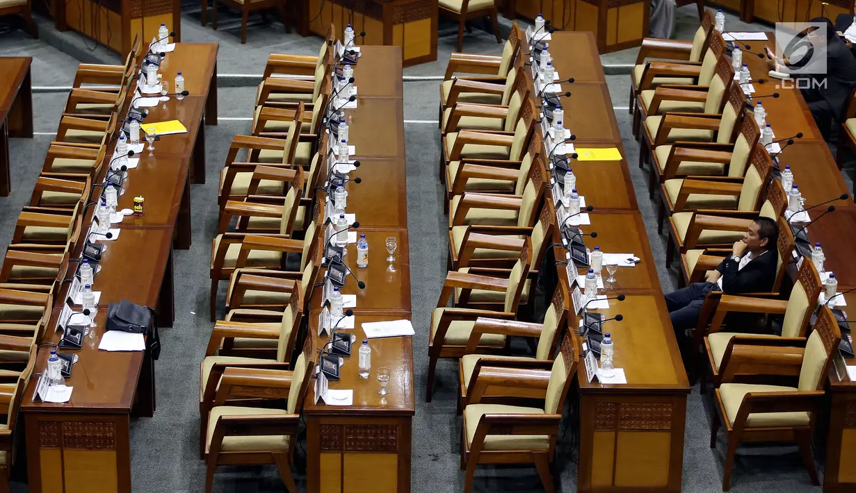 Suasana rapat paripurna di gedung DPR, Kompleks Parlemen, Senayan, Jakarta, Selasa (11/7). Sebanyak 185 anggota dewan dari 560 anggota mengikuti Rapat Paripurna tersebut. (Liputan6.com/Johan Tallo)