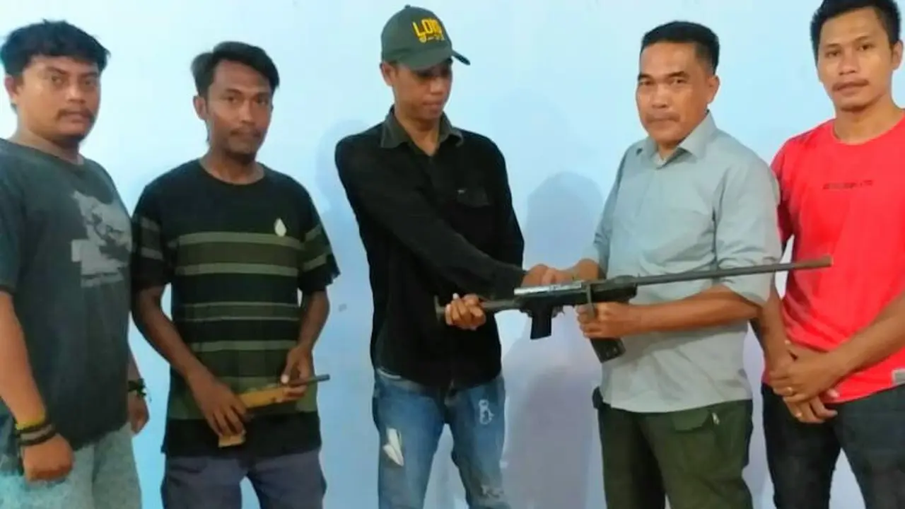 Warga Bima menyerahkan senjata api atau senpi rakitan kepada polisi. (Foto: Liputan6.com/Miftahul Yani)