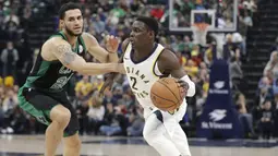 Pemain Indiana Pacers, Darren Collison (kanan) berusaha melewati adangan pemain Boston Celtics, Abdel Nader pada lanjutan NBA basketball game di Bankers Life Fieldhouse, Indianapolis, (25/11/2017). Boston Celtics menang 108-98. (AP/Darron Cummings)