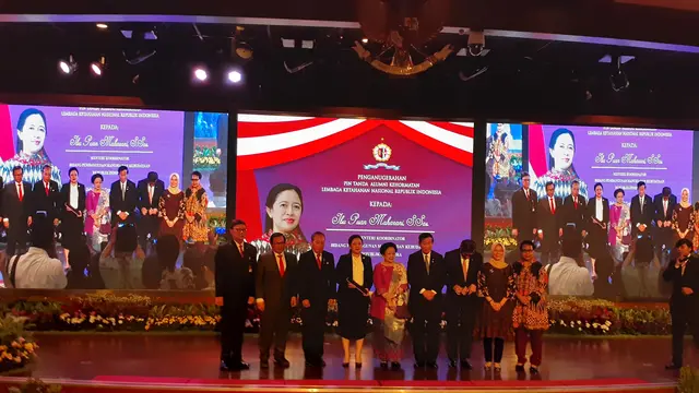 Menteri koordinator Pembangunan Manusia dan Kebudayaan (PMK) Puan Maharani mendapatkan penghargaan berupa pin kehormatan dari Lemhasan. (Merdeka.com/Hari Ariyanti)
