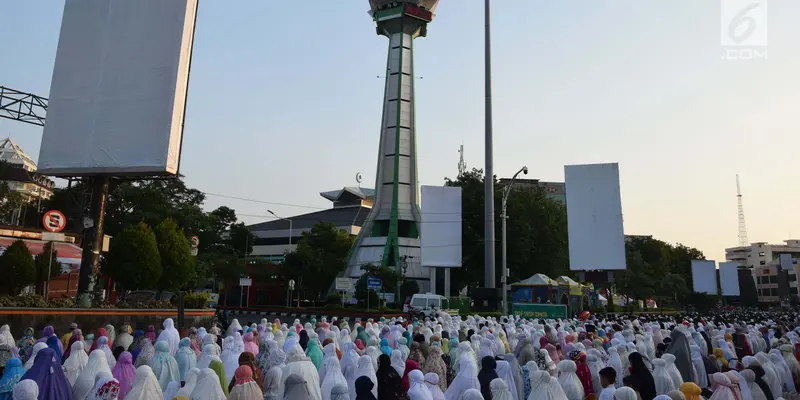 Ribuan Warga Salat Idul Fitri di Simpanglima Semarang