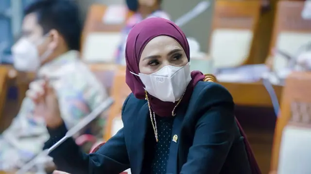 Dapat Dukungan Netizen, Ini 6 Potret Mulan Jameela saat Ngantor di DPR RI