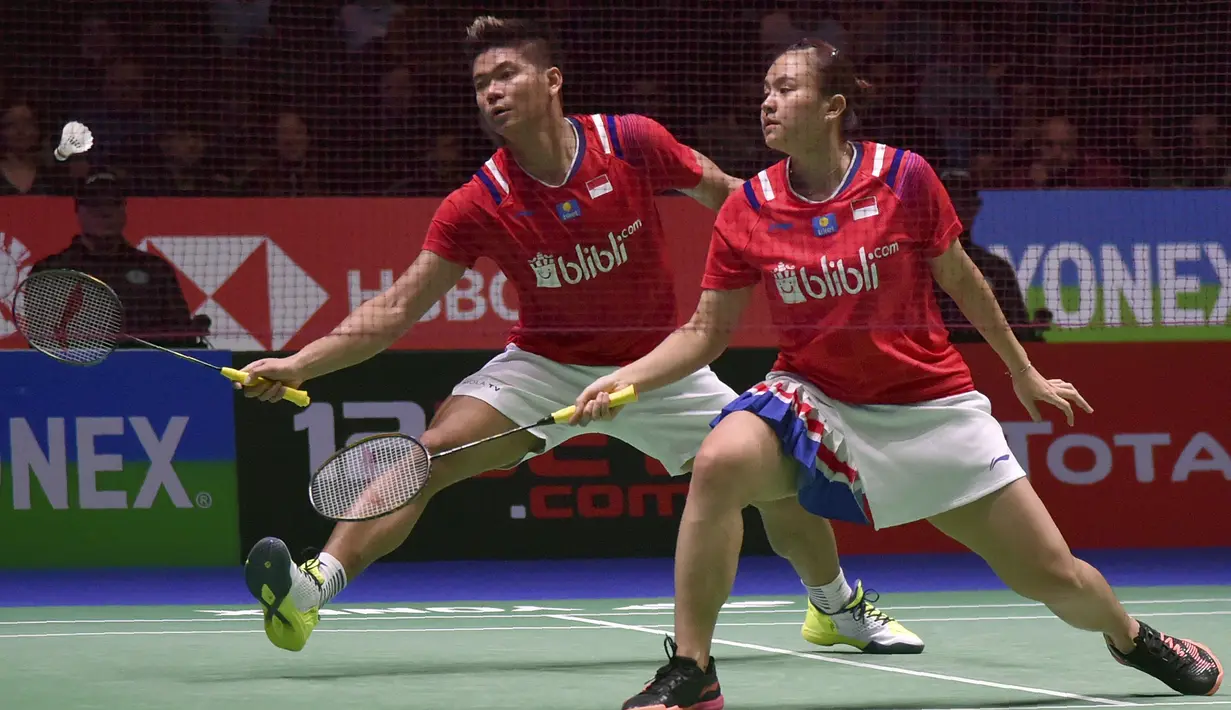 Pasangan Indonesia, Praveen Jordan/Melati Daeva Oktavianti saat melawan wakil Thailand Dechapol Puavaranukroh/Sapsiree Taerattanachai di final All England, Minggu (15/3/2020). Praveen/Melati menang 21-15, 17-21, dan 21-8. (AP/Rui Vieira)
