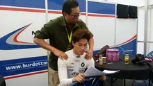 Presley Martono rileks membaca catatan tim teknisi sembari dipijat sang ayah, Perry Martono, di paddock Mark Burdett Motorsport di sirkuit Hungaroring, Hungaria, Sabtu (1/7/2017). (Bola.com/Reza Khomaini)