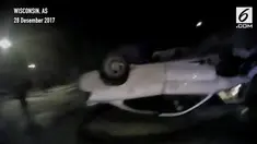 Sebuah mobil terbakar setelah menabrak tiang listrik.