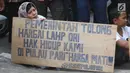 Ekspresi warga Pulau Pari saat menggelar aksi di depan PN Jakarta Utara, Kamis (12/7). Mereka menolak dugaan kriminalisasi terhadap Ketua RW Pulau Pari Sulaiman dalam kasus penyerobotan lahan. (Liputan6.com/Arya Manggala)