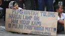 Ekspresi warga Pulau Pari saat menggelar aksi di depan PN Jakarta Utara, Kamis (12/7). Mereka menolak dugaan kriminalisasi terhadap Ketua RW Pulau Pari Sulaiman dalam kasus penyerobotan lahan. (Liputan6.com/Arya Manggala)