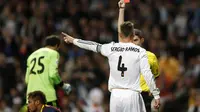 Undiano Mallenco saat memberi kartu merah kepada Sergio Ramos (REUTERS/Stringer )