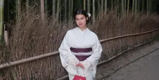 Saat berkunjung ke Arashiyama Bamboo Forest di Kyoto, Maria pun memilih mengenakan kimono warna pastel membuatnya terlihat elegan. [@mariatheodoree]