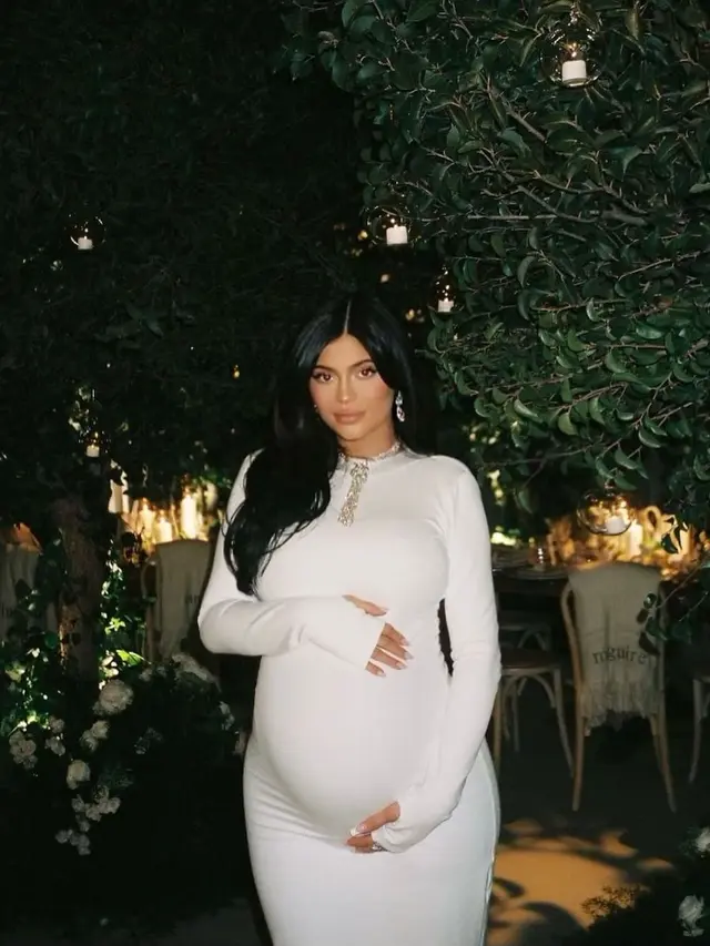 Kylie Jenner Go Public Pamer Wajah dan Nama Anak