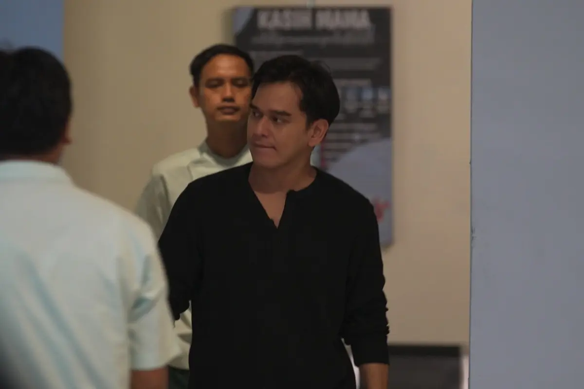 Di Antara Dua Cinta