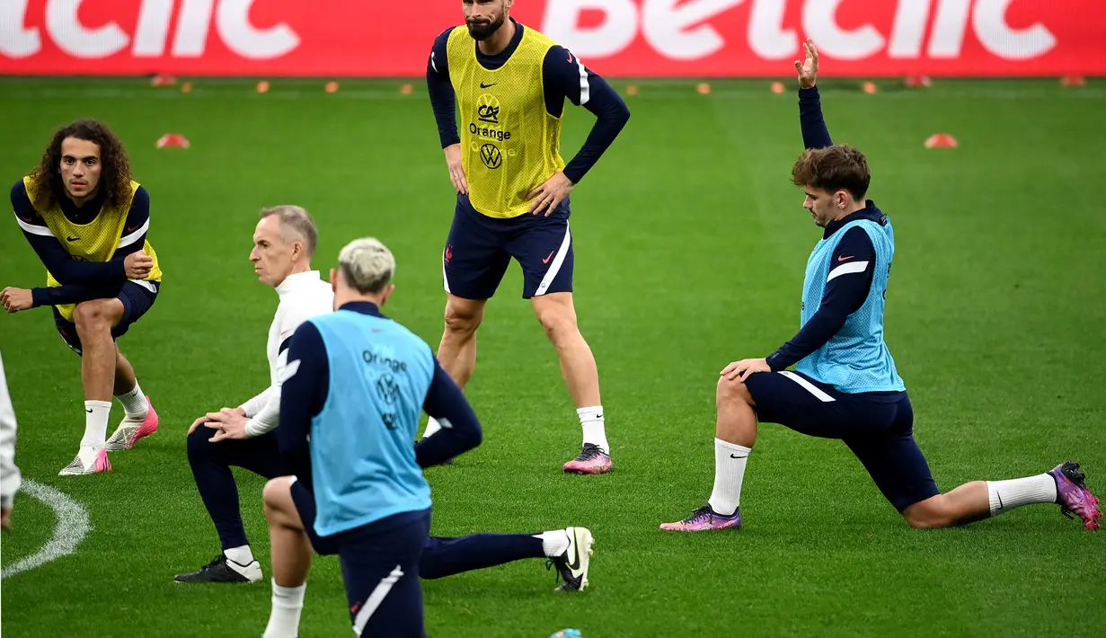 Para pemain Prancis melakukan pemanasan selama mengikuti sesi latihan di Stadion Velodrome di Marseille, Prancis selatan (24/3/2022). Prancis akan bertanding melawan Pantai Gading pada pertandingan persahabatan. (AFP/Franck Fife)