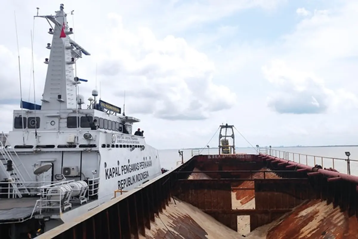 Kapal pengangkut penambangan pasir laut sewaan PT LMU yang akan membawa pasir dari Pulau Rupat.