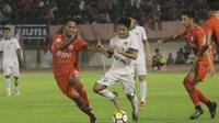 Timnas Indonesia kalah 0-3 dari Persis Solo pada laga uji coba di Stadion Manahan, Senin (28/5/2018). (Bola.com/Ronald Seger Prabowo)
