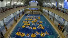 Sejumlah pengunjung bersiap menyaksikan film "Jaws" karya sutradara Steven Spielberg di kolam renang pemandian umum Strasbourg selama European Fantastic Film Festival di Strasbourg, Prancis, Minggu (18/9). (REUTERS/Vincent Kessler)