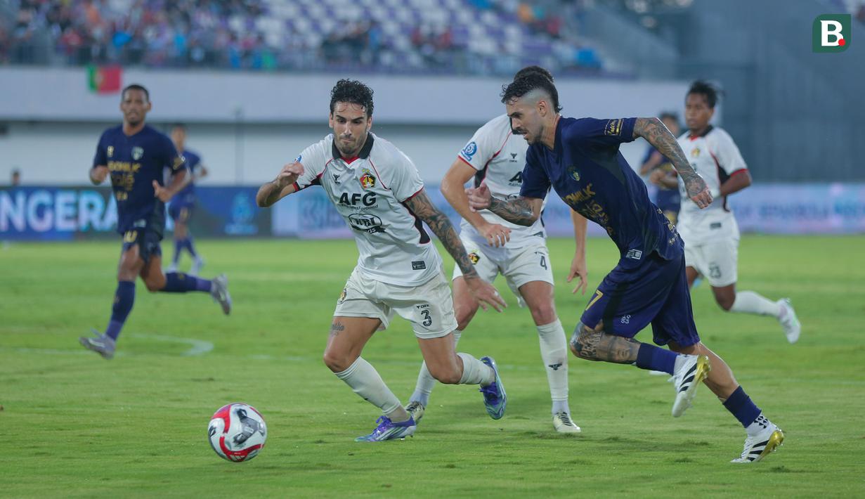 Pemain Persita Tangerang, Rayco Rodriguez, berusaha melewati pemain Persik Kediri di BRI Super League di Stadion Indomilk Arena, Minggu (21/12/2025). (Bola.com/M Iqbal Ichsan)