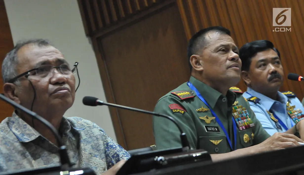(ki-ka) Ketua KPK Agus Rahardjo, Panglima TNI Jenderal TNI Gatot Nurmantyo dan KSAU Marsekal TNI Hadi Tjahjanto saat konferensi pers kasus dugaan pembelian helikopter AW 101, Jakarta, Jumat (26/5). (Liputan6.com/Helmi Afandi)
