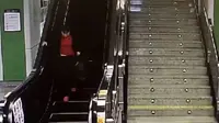 Seorang nenek terekam dalam CCTV menuruni eskalator yang salah.