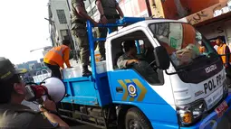 Ratusan petugas gabungan dari Satuan Polisi Pamong Praja (Satpol PP), TNI, dan Kepolisian diturunkan untuk melakukan pembongkaran, Jakarta, Rabu (27/8/2014) (Liputan6.com/Faizal Fanani)