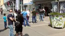 Orang-orang mengantre untuk memasuki sebuah toko di Wina, Austria (9/5/2020). Sejauh ini, semua toko telah dibuka kembali dengan menerapkan langkah-langkah seperti menjaga jarak aman, mengenakan masker dan lain sebagainya saat berbelanja. (Xinhua/Georges Schneider)