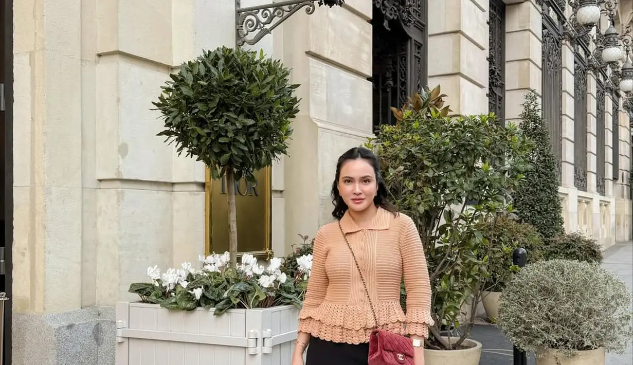 Dengan rok mini A-Line, kali ini Shandy Aulia kenakan ruffle knitwear Chloe seharga Rp30jutaan [@shandyaulia]