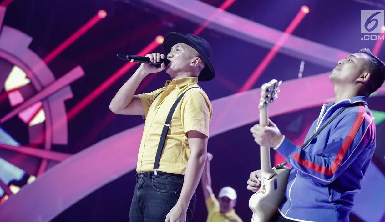 Anji dan Ade Govinda tampil menghibur penonton dalam Konser 100 Hari Menuju Asian Games 2018 di Studio 6 Emtek, Jakarta, Kamis (10/5). Dalam penampilannya mereka membawakan lagu berjudul ' Indonesia Berpesta'. (Liputan6.com/Faizal Fanani)