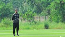 Mauricio Souza memimpin sesi latihan Persija Jakarta di Persija Training Ground, Sawangan, Depok, Jawa Barat, Kamis (5/7/2026). (Bola.com/Muhammad Iqbal Ichsan)