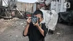 Seorang anak belajar memotret saat Kelas Jurnalis Cilik di Cilincing, Jakarta, Minggu (6/6/2021). Kelas Jurnalis Cilik menjadi wadah bagi anak-anak pesisir yang mengedukasi tentang jurnalistik seperti penulisan dan fotografi. (merdeka.com/Iqbal S Nugroho)