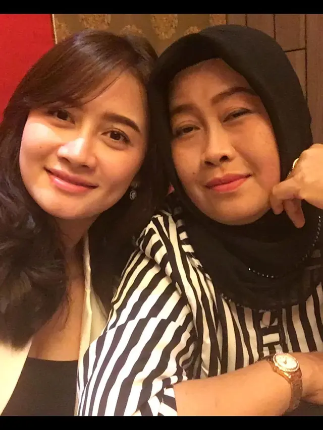 Parasnya Mirip, Ini 6 Potret Kebersamaan Lyia Amelia dengan Ibunya