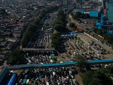 Foto udara menunjukkan antrean panjang kendaraan pemudik yang akan menyeberang menuju pulau Sumatera di Pelabuhan Merak, Cilegon, Banten, Minggu (7/4/2024). (Liputan6.com/Angga Yuniar)
