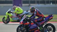 Pembalap Prima Pramac Racing asal Italia, Franco Morbidelli membalap di Sirkuit Mandalika pada sesi free practice MotoGP 2024 Indonesia, Jumat (27/9/2024) siang WIB. (AFP/Bay Ismoyo)