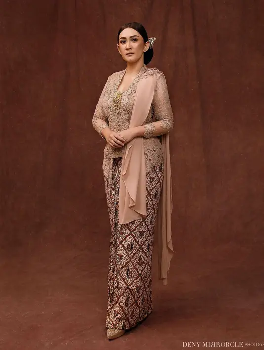 Sedangkan untuk konsep tradisional, Nafa Urbach memilih kebaya klasik warna nude dan kain batik dari Fadlan Indonesia.(Instagram/dennymirrorcle).