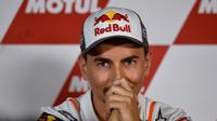 Pembalap MotoGP asal Spanyol Jorge Lorenzo saat konferensi pers pengunduran dirinya di Grand Prix Valencia, di arena pacuan kuda Ricardo Tormo, di Cheste Valencia (14/11/2019). Selama mengikuti MotoGP, Lorenzo sudah balapan sebanyak 202 kali. (AFP/Jose Jordan)