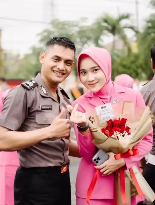 Tidak hanya dikenal sebagai penyanyi dangdut, Yeni Inka juga tergabung sebagai ibu Bhayangkari, organisasi istri polisi. Sekedar informasi, Yeni resmi dipersunting anggota polisi yang bernama Khrisna Shakti pada Selasa (25/10/2022) lalu. [Instagram/khrisnashakti]