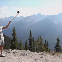 Bukan menggunakan kamera, fotografer ini malah memotret dengan kelapa.