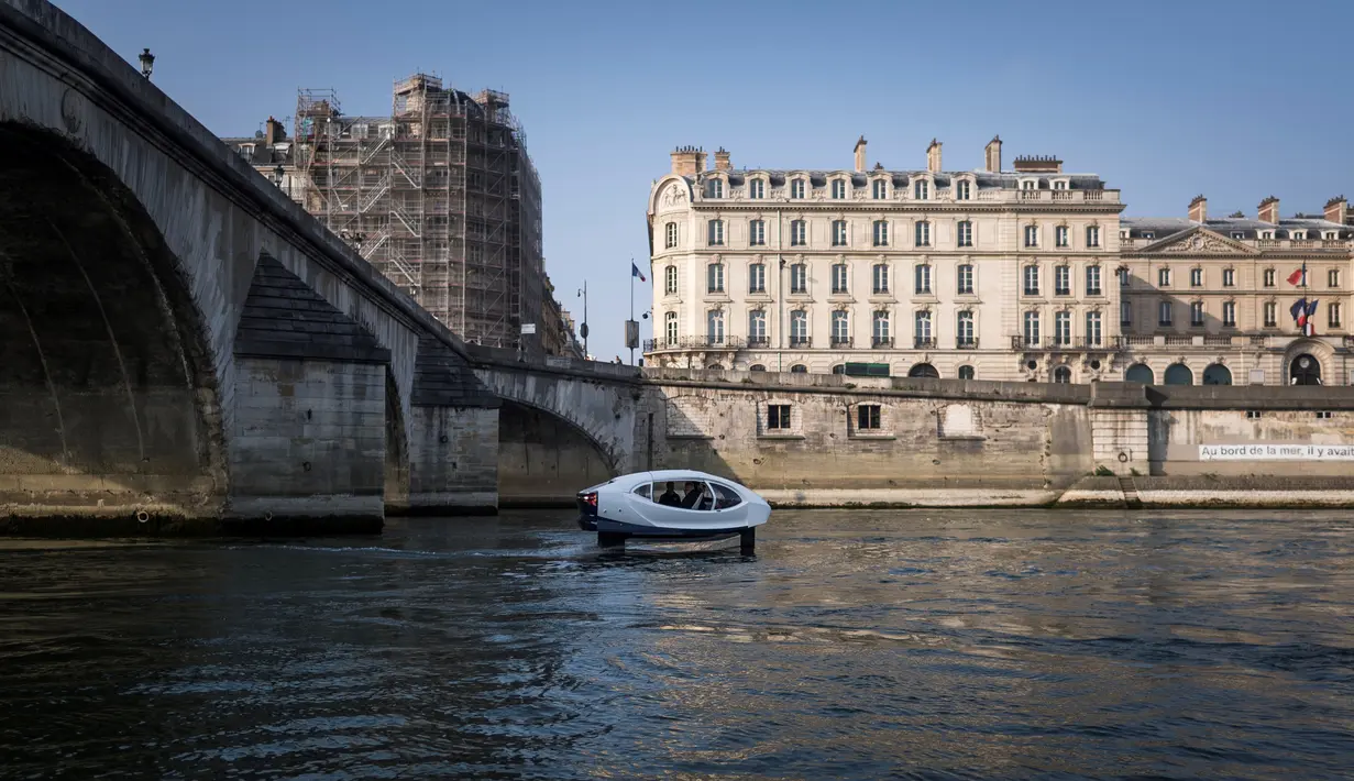 Flying Taxi Sea Bubble berjalan di atas air sungai Seine saat melakukan demonstrasi di Paris, Prancis (20/5). Sea Bubble ini mampu menampung hingga 4 penumpang dan satu pengemudi. (AFP Photo/Lionel Bonaventure)