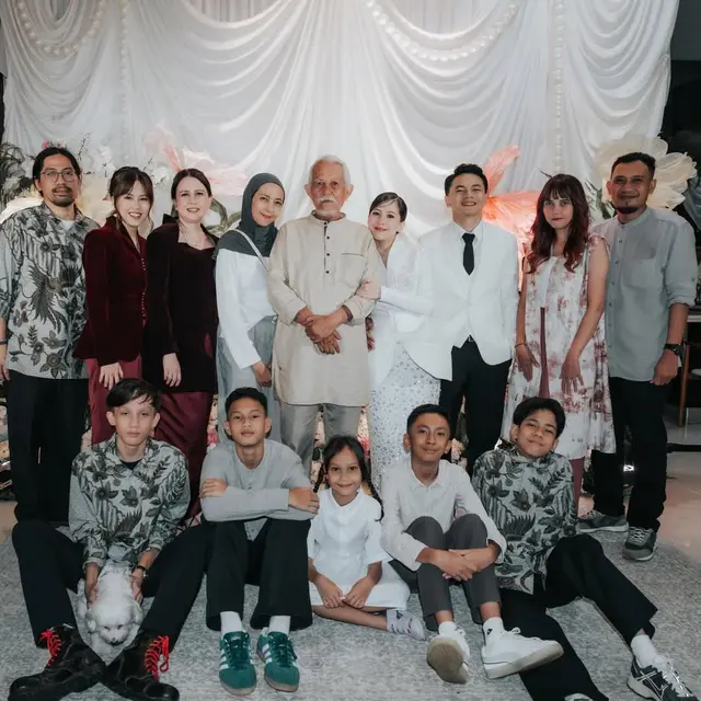 Dampingi Sang Adik Adhisty Zara ke Pelaminan, Hasyakyla Utami Tampil Elegan dengan Kebaya Velvet Detail Bunga 3D