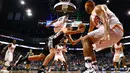 Aksi pemain San Antonio Spurs, David Lee #10 menerobos hadangan para pemain Phoenix Suns pada laga NBA di Talking Stick Resort Arena, (15/12/2016). Spurs menang 107-92. (Reuters/Mark J. Rebilas-USA TODAY Sports)