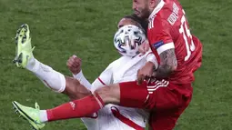 Pemain Denmark Yussuf Poulsen (kiri)  berebut bola dengan pemain Rusia Fyodor Kudryashov pada pertandingan Grup B Euro 2020 di Stadion Parken, Kopenhagen, Denmark, Senin (21/6/2021). Denmark menang 4-1. (AP Photo/Hannah McKay, Pool)