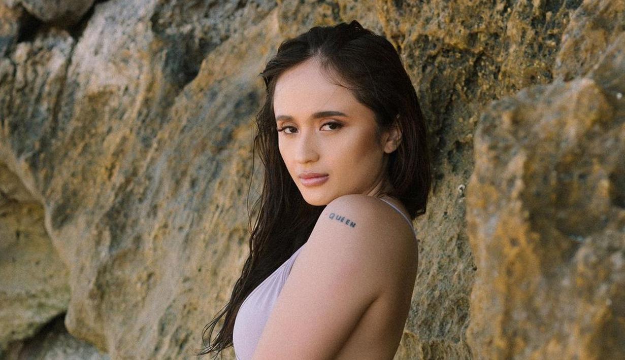 Tahun 2023 namanya makin melambung usai bintangi web series berjudul Diva bareng Emeraldy Rafael dan Natasha Wilona. Beradegan ciuman dengan Emeraldy Rafael, sosok Gabriella Desta pun sukses curi perhatian. Akting Gabriella di web series Diva berbeda dengan sederet web series dan sinetron yang pernah dibintanginya, anak aktor senior tahun 90an ini banjir pujian dari publik. (Liputan6.com/IG/@gabrielladestaaa_)