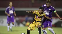 Pemain Mitra Kukar, Hendra Bayau berusaha melewati pemain Persita, Maman Abdulrahman pada laga Piala Presiden di Stadion Dipta, Bali, Minggu (30/8/2015). (Bola.com/Vitalis Yogi Trisna)