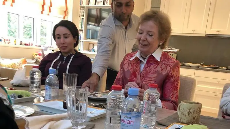 Putri Latifa (kiri) bersama dengan Mary Robinson (kanan), mantan Komisaris Tinggi PBB untuk Hak Asasi Manusia.