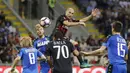 Pemain AC Milan, Gabriel Paletta menyundul bola ke gawang Sassuolo pada lanjutan Serie A di Stadion San Siro, Milan (2/10/2016).  (AP/Antonio Calanni)