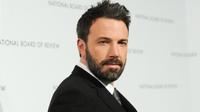 Tak cukup dengan kekasih barunya, Ben Affleck kini mulai mendekati model seksi yang tampil di Playboy. (AP Photo)