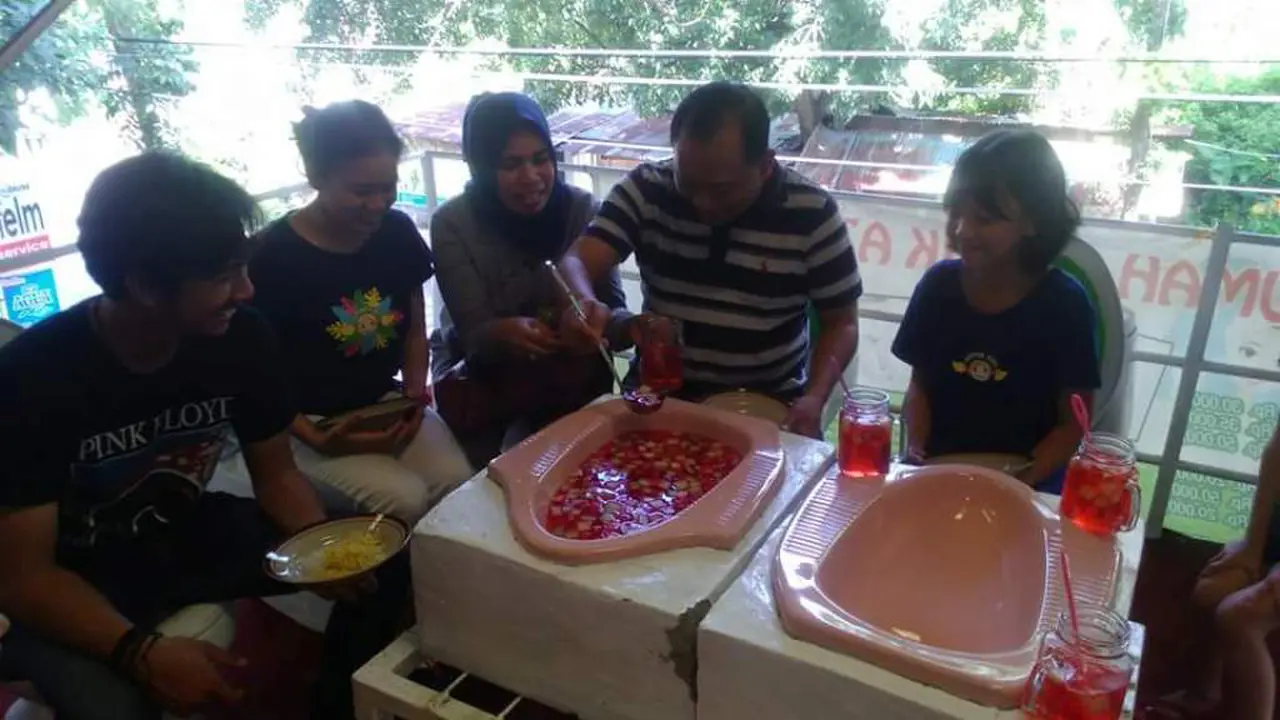 Netizen Heboh Kloset Dijadikan Wadah Makan di Cafe Jamban