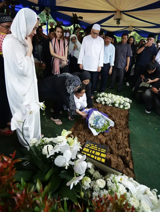 BCl dan Noah Sinclair pemakaman Ashraf Sinclair di San Diego Hils, Karawang, Selasa (18/2). (Bambang E Ros/Fimela.com)