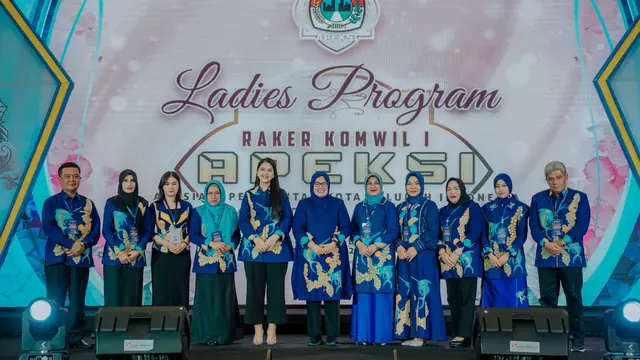 Potret Kahiyang Ayu Hadiri Ladies Program dan Kunjungi Stand UMKM Dekranasda